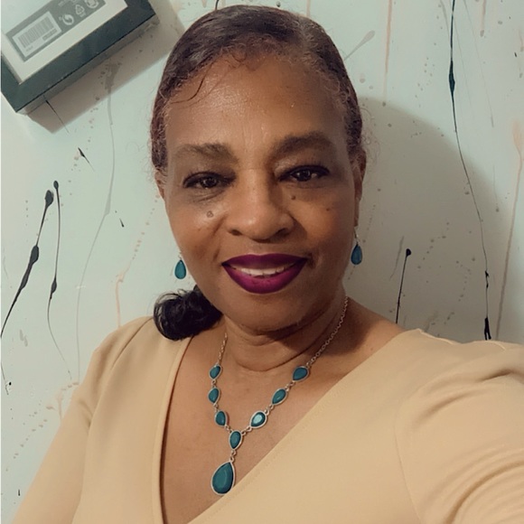 Meet your Posher, Rosalind - Picture 1 of 6